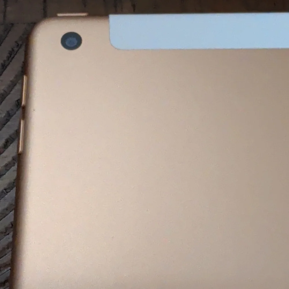Apple iPad - 8th Generation - White/Gold